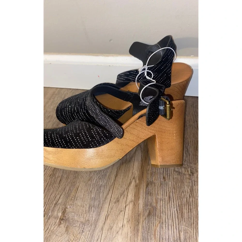 NWT Universal Thread Black/Glittery‎ Wedges sz 7